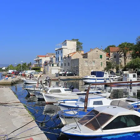 Apartment By The Sea Kastel Kambelovac, - 13349 *