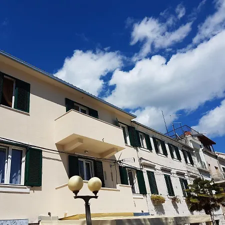 Apartment By The Sea Kastel Kambelovac, - 13349 *