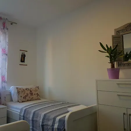 Apartment By The Sea Kastel Kambelovac, - 13349 *